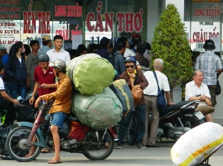 Quầy bán vé tại bến xe Miền Tây sáng nay khá đông khách