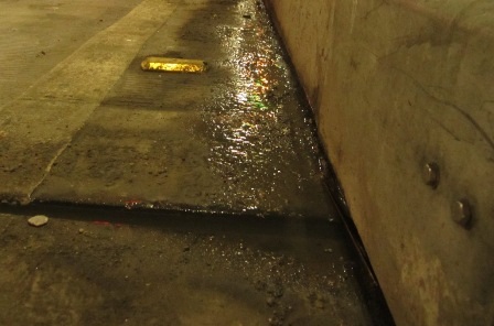Nước đọng thành vũng trong hầm (ảnh chụp tối 9/4)