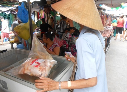 Tại các chợ, người tiêu dùng hỏi rất kỹ nguồn gốc thịt trước khi quyết định mua