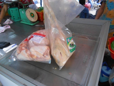 Tại các chợ, người tiêu dùng hỏi rất kỹ nguồn gốc thịt trước khi quyết định mua