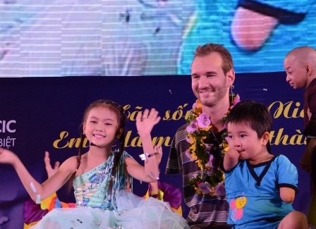 Người khuyết tật TPHCM hào hứng đến giao lưu cùng Nick Vujicic - 11 Và người cha trầm tư lo nghĩ cho số phận của con trẻ trong vòng tay mình