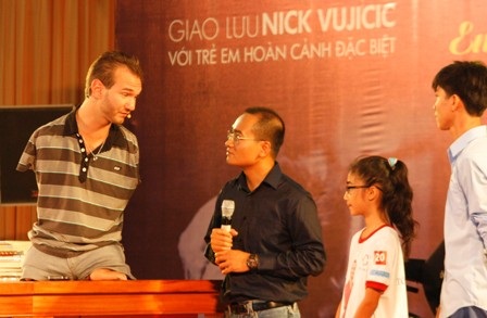Người khuyết tật TPHCM hào hứng đến giao lưu cùng Nick Vujicic - 8 Có cả cụ già chạy xe lăn vào hội trường để nghe Nick nói chuyện