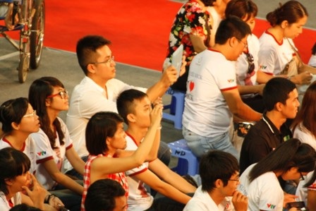 Những “nhiếp ảnh gia nghiệp dư” cũng cố ghi lại hình ảnh của Nick