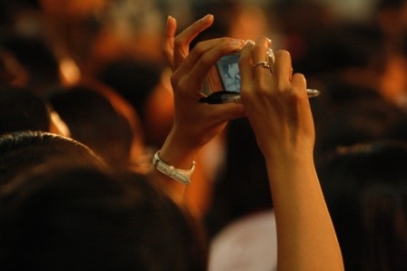 Những “nhiếp ảnh gia nghiệp dư” cũng cố ghi lại hình ảnh của Nick