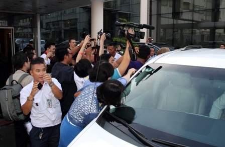 Chen chân chụp hình Nick Vujicic - 3 Chen lấn để chụp qua cửa kính ô tô