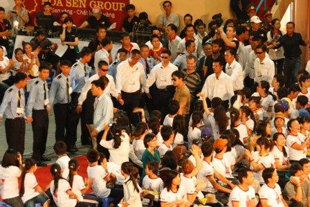 Trong mỗi sự kiện, Nick đều được bao vây bởi lực lượng an ninh dầy đặc