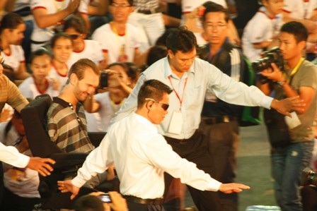 Trong mỗi sự kiện, Nick đều được bao vây bởi lực lượng an ninh dầy đặc