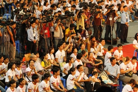 Phóng viên phải xếp hàng chờ đợi