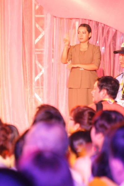 Người chuyển ngữ đặc biệt của Nick Vujicic tại Việt Nam - 2 Vị trí đứng của chị Cát Viên khá xa sân khấu chính và tối