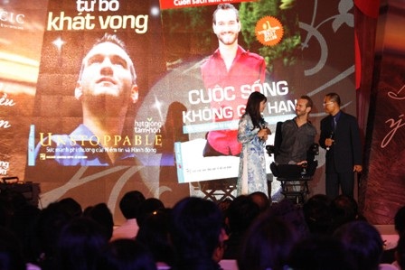 Người chuyển ngữ đặc biệt của Nick Vujicic tại Việt Nam - 3 Chụp hết sân khấu cũng không thấy chị Cát Viên ở đâu