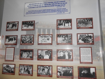 Nhiều đoàn khác dâng hoa báo công tại tượng đài Bác Hồ