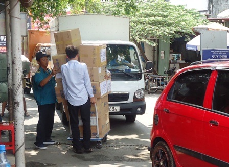 Do phí bốc xếp tăng cao nên nhiều xe tải dừng trước cổng bến, thuê xe đẩy tay đẩy hàng vào bến