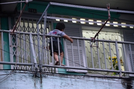 Người lớn bất cẩn để trẻ nhỏ nghịch dại