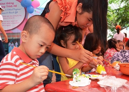 Con trẻ nghỉ hè, bố mẹ phải bố trí thời gian nghỉ theo để trông con.