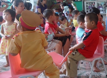 Các trường mầm non tư thục trở nên đông đúc trong dịp hè.