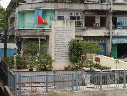 Tấm hình gây xôn xao mà một cư dân mạng ghi nhận được về hình vi phản cảm (ảnh: internet)