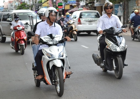 Sáng 27/6, chuyến taxi 3 bánh đầu tiên dành cho NKT đã lăn bánh