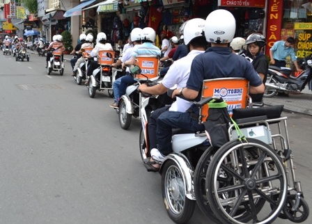 Sáng 27/6, chuyến taxi 3 bánh đầu tiên dành cho NKT đã lăn bánh