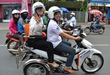 Sáng 27/6, chuyến taxi 3 bánh đầu tiên dành cho NKT đã lăn bánh