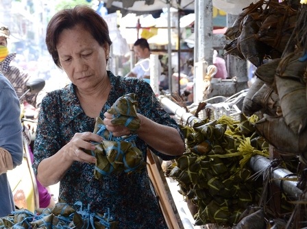 Đổ xô đi mua bánh tro cúng Tết Đoan Ngọ