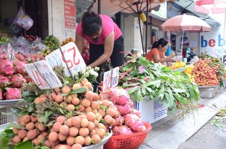 Các gian hàng trái cây cũng tranh thủ tăng giá