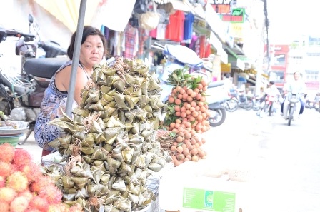 Trong ngày 11/6, bánh ú tro có đầy ở các chợ