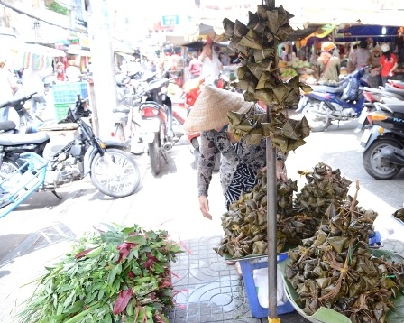 Trong ngày 11/6, bánh ú tro có đầy ở các chợ