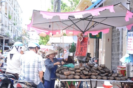 Loại bánh lớn có giá 15.000 – 30.000 đồng/cái