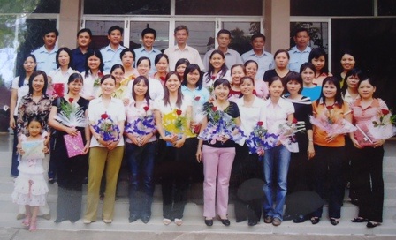 Chị Hậu và bé Nguyễn Quỳnh Anh bên bàn thờ anh Nguyễn Nhất Huynh