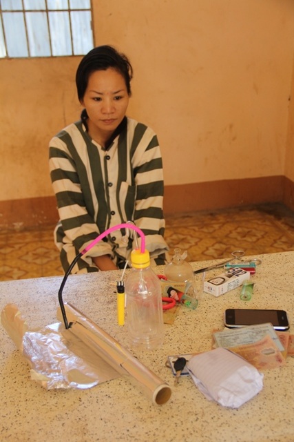 Nguyễn Thị Hoàng Oanh cùng tang vật vụ án