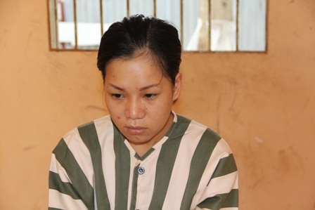 Tuyền vừa làm dụng cụ sử dụng ma túy đá và vừa chơi hàng cùng với khách