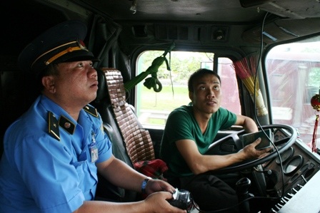 Thanh tra Sở GTVT kiểm tra hộp đen trên 1 xe container