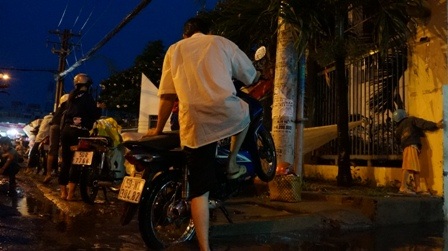 Cứ mỗi chiếc xe chết máy là người thợ này kiếm được 20 – 30 ngàn đồng