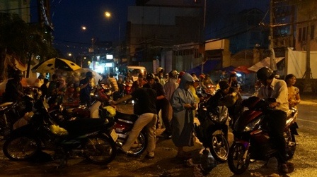 Mà sau lưng, hàng xe xếp dài chờ được lau bugi, khởi động lại máy