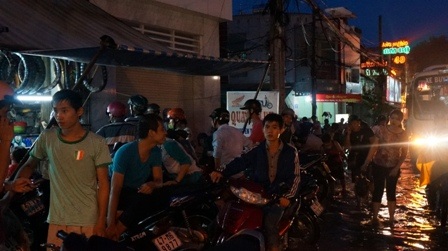 Ở các tiệm sửa xe đều chật cứng khách