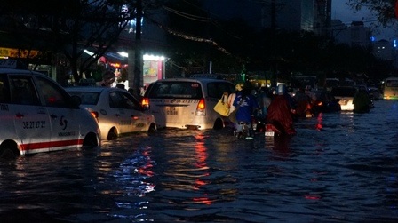 Nước ngập mênh mông trên nhiều tuyến đường