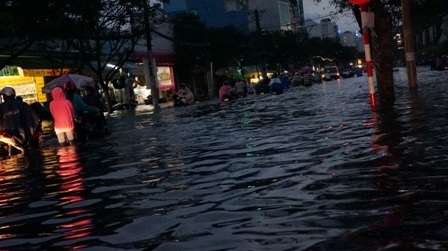 Nước ngập mênh mông trên nhiều tuyến đường
