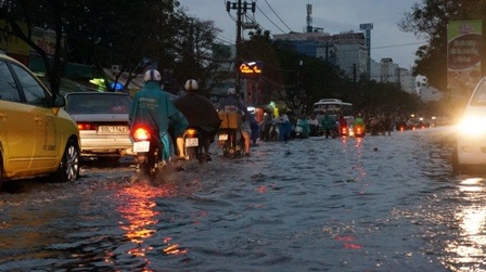 Có nơi nước còn xâm xấp bánh xe