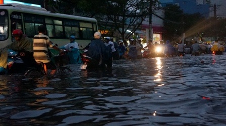 Có nơi ngập hết cả bánh xe