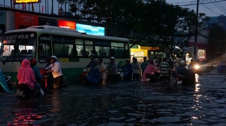 Chỉ có ô tô là có thể lội, xe máy chỉ còn nước dẫn bộ