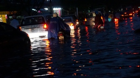 Chỉ có ô tô là có thể lội, xe máy chỉ còn nước dẫn bộ