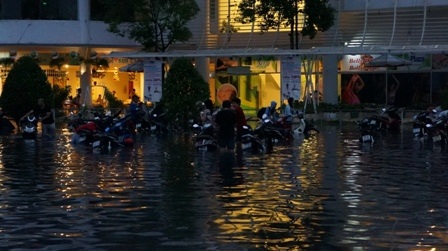 Có đoạn nước ngập sâu trên diện tích lớn, người dân đành bỏ xe lại kiếm chỗ trú chờ nước rút