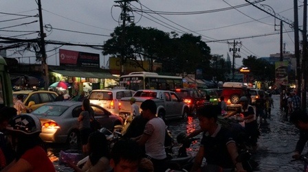 Mưa lớn, đường ngập khiến giao thông trở nên hỗn loạn, nhiều tuyến phố kẹt cứng