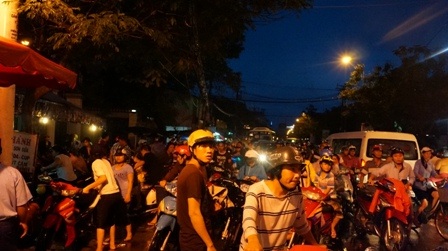 Nhiều xe dừng bên đường vì chết máy khiến giao thông càng phức tạp hơn