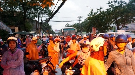 Nhiều đoạn, người dân đành để mặc xe dưới đường để chờ nước rút, cũng chờ hết kẹt xe mới đi