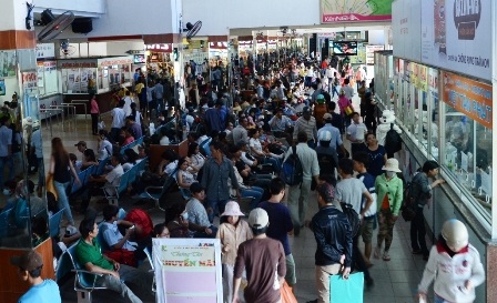 Bên trong sảnh chờ của bến xe đông nghẹt người, nhiều nhất là thí sinh và phụ huynh