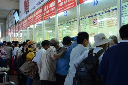 Bên trong sảnh chờ hầu như không còn ghế trống