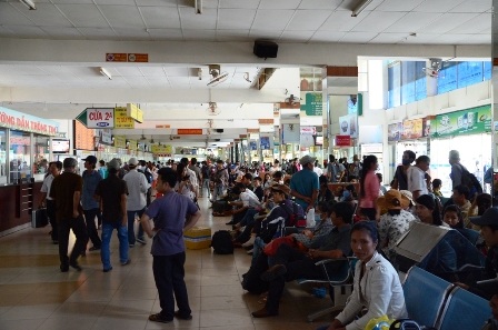 Bên trong sảnh chờ hầu như không còn ghế trống