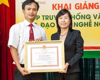 Trao tặng bằng khen của UBND TP cho tài xế Nguyễn Văn Phong