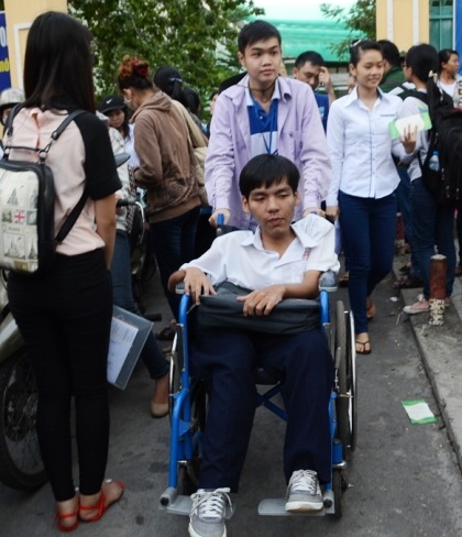 Toàn ra khỏi trường thi với sự giúp sức của các sinh viên tình nguyện trường ĐH Sài Gòn